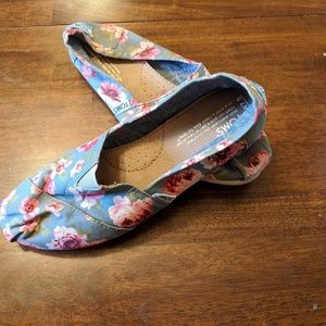 Floral Tom's